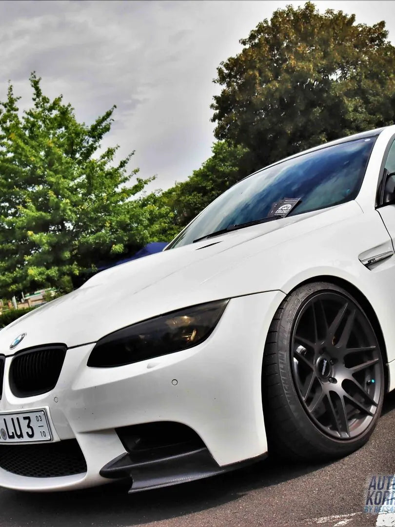 أغطية مصابيح أمامية على BMW M3 بيضاء